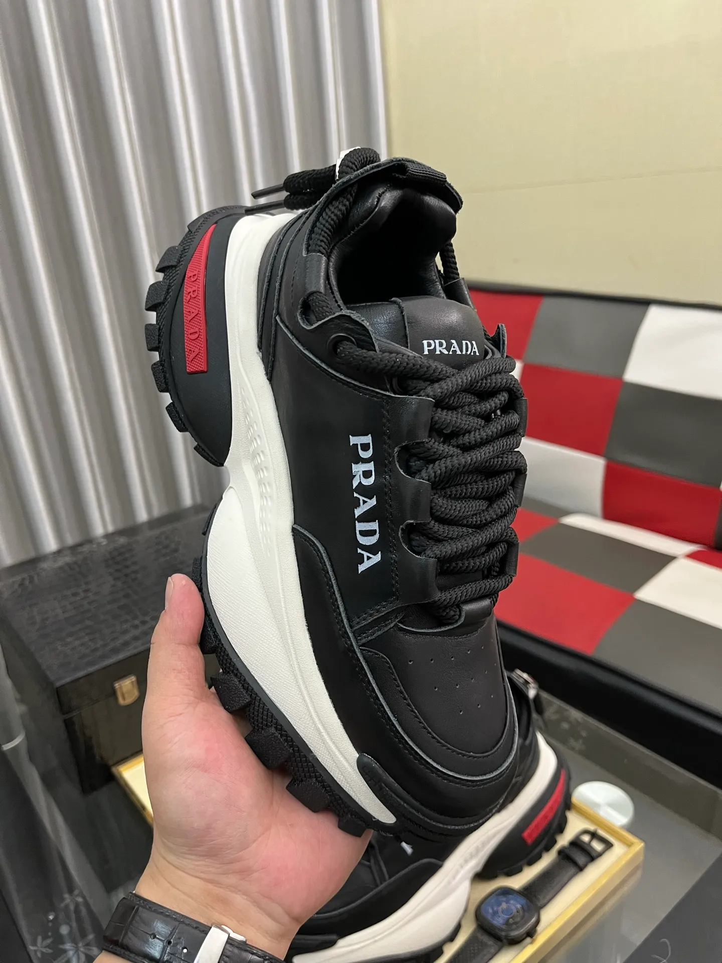 Men's shoes 💰: 800⌚️⌚️🔝High version The new PRADA (Prada) counters are launched simultaneously. The new men's shoes and 😘fabric are selected from first-layer cowhide and are made by pure handicrafts. Lining: Full cowhide lining. 👍🏿 High-end ☄️ air-cushion molded anti-slip rubber outsole, exquisite lines, simple and elegant, comfortable and high-end for leisure travel. Code number: 38 to 443️⃣Colors available